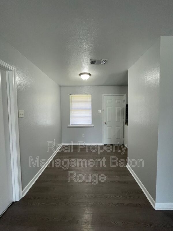 Building Photo - 6422 Blue Grass Dr