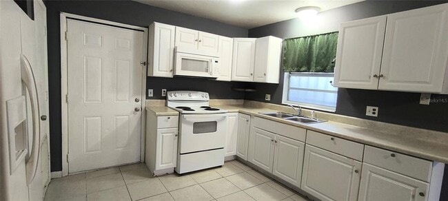 Building Photo - 2640 SW 31st Pl
