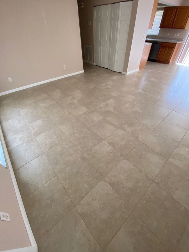 Building Photo - Ready for you to move in!!