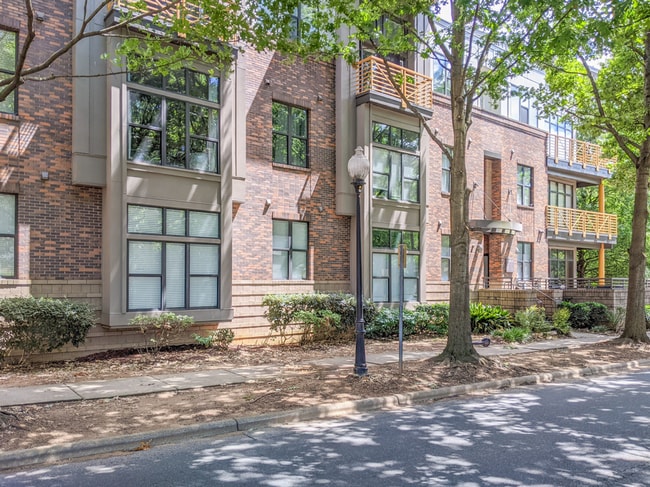 Foto del edificio - Modern 1BR/1BA in First Ward – Walk to Parks, Dining & Entertainment