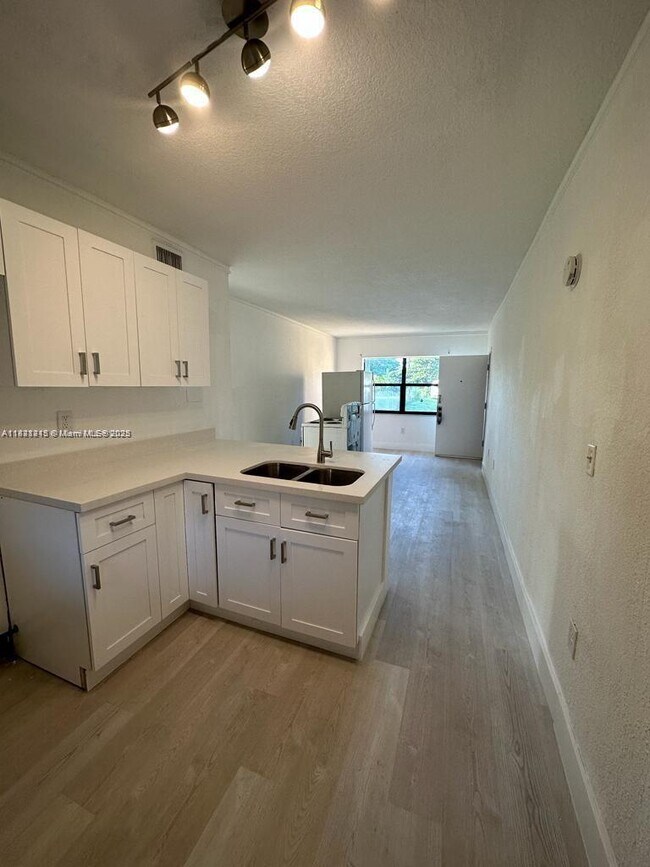 Foto del edificio - 6170 SW 62nd Terrace