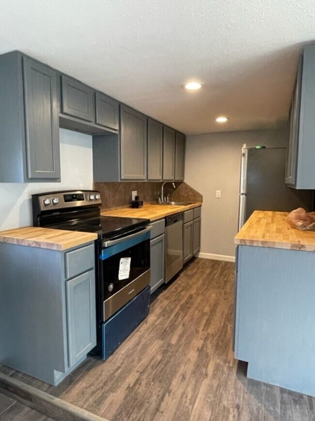 Foto del edificio - 2675 E Commercial St