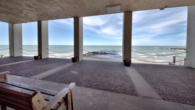 Building Photo - 7447 S Shore Dr