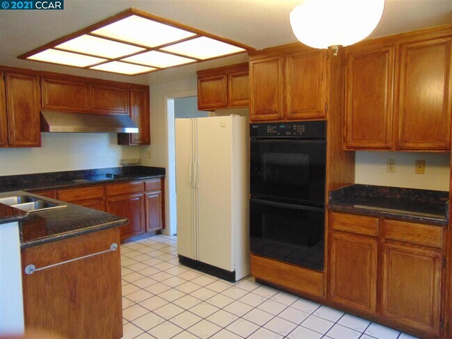 Building Photo - 123 Woodstock Ct