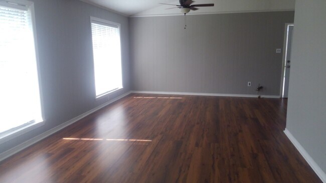 Building Photo - 105 Azalea