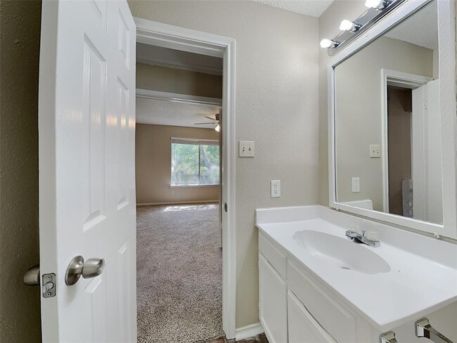 Building Photo - 8527 Woodland Willows Dr