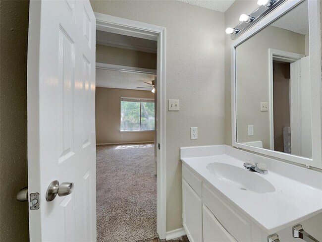 Foto del edificio - 8527 Woodland Willows Dr