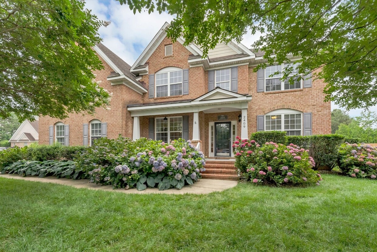 Foto principal - Beautiful brick home with a saltwater pool