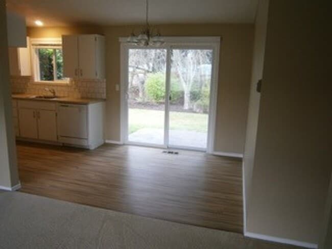 Building Photo - 245 SW 130th Avenue  - Delightful Family N...