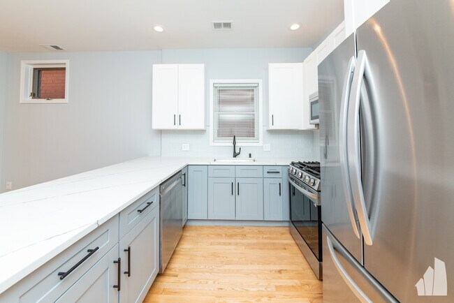 Foto del edificio - 2338 N Greenview Ave