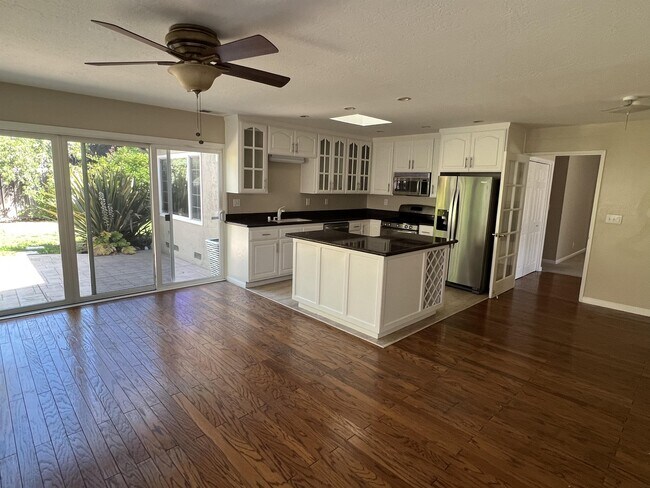 Building Photo - 3420 Loreto Dr