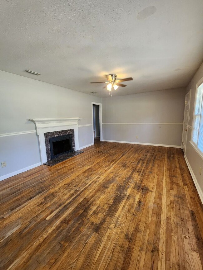 Foto del edificio - Spacious 4BR/2BA Brick Home with Fireplace, Large Island!