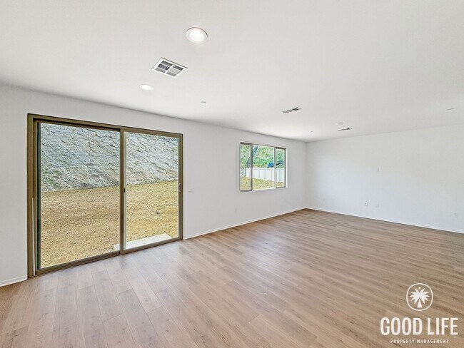 Building Photo - Beautiful 5Bd/2.5Ba Home In Lake Elsinore!