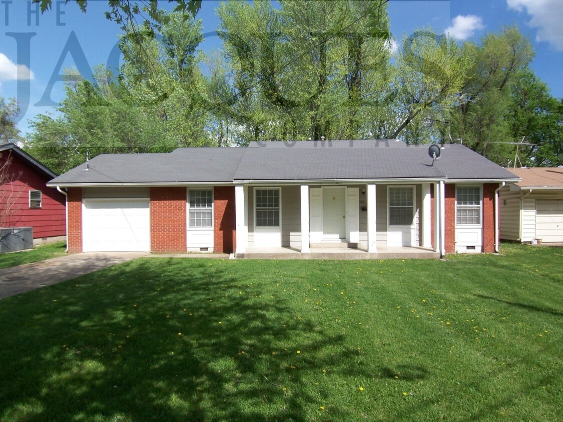 Primary Photo - 2210 N Kentwood Ave