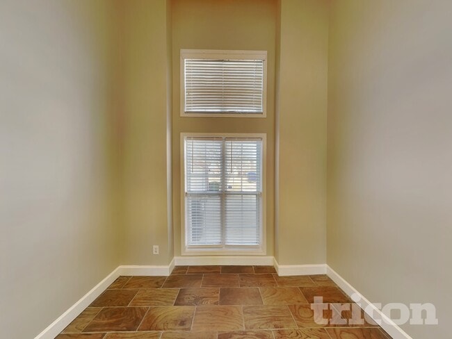 Building Photo - 903 Ember Ct