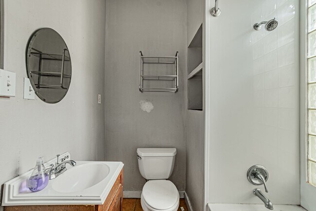 Building Photo - Charming 2 Bedroom 1 Bath Duplex Close to ...