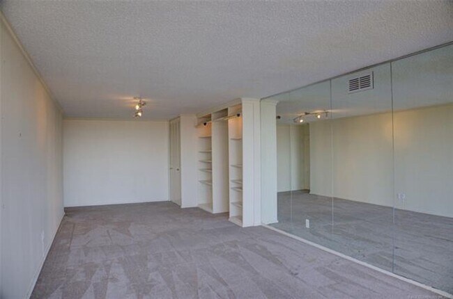 Building Photo - Adorable 2 bed 2 bath in historic Liberty Tower
