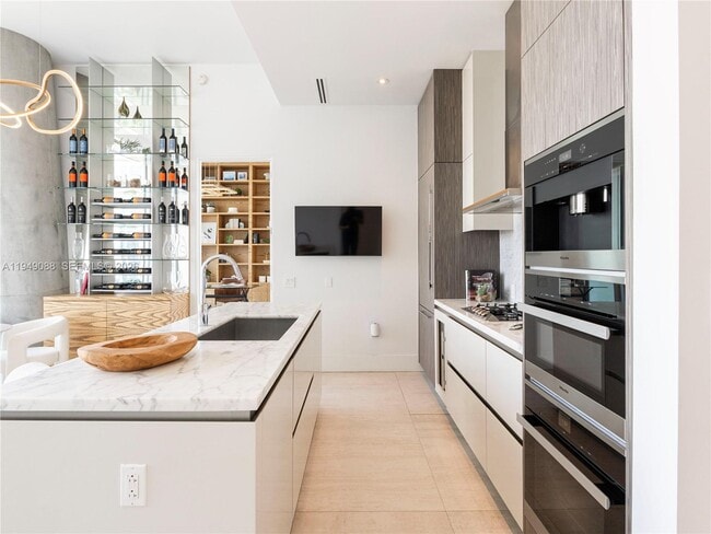 Building Photo - 2669 S Bayshore Dr