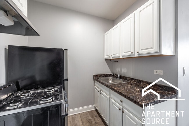 Photo - 4031 N Kenmore Ave Apartment