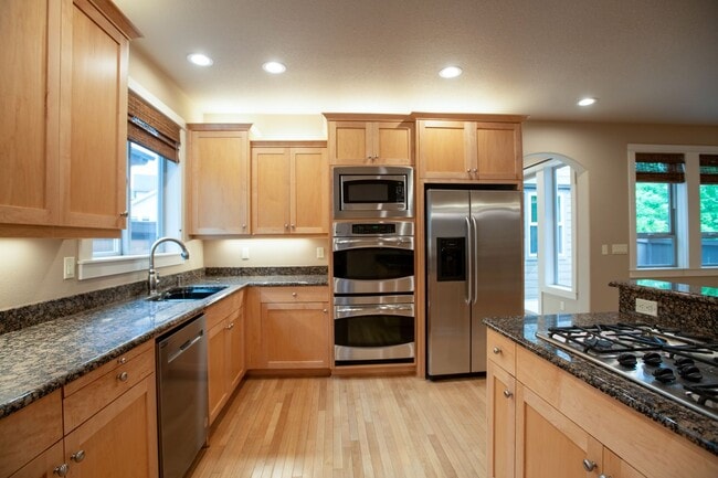Building Photo - Gorgeous 3 bedroom plus office and loft ho...