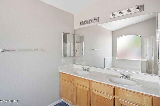 Building Photo - Beautiful single level home in the communi...