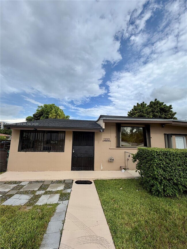 Foto del edificio - 1200 NW 37th Ave