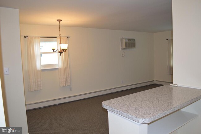 Building Photo - 143 Meadowbrook Ln