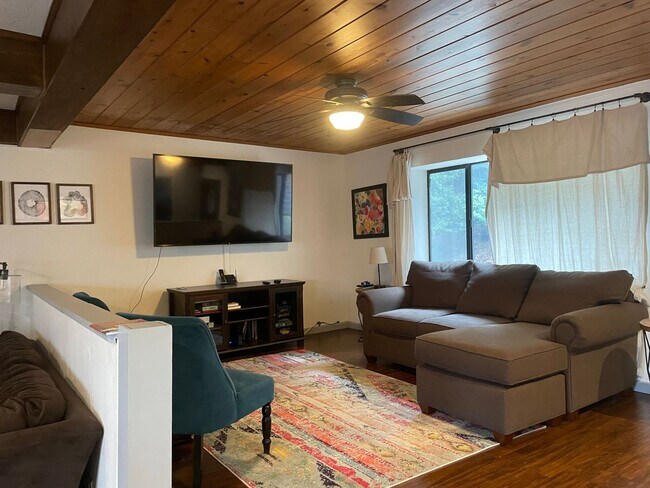 Foto del edificio - Large home level entry with garage.