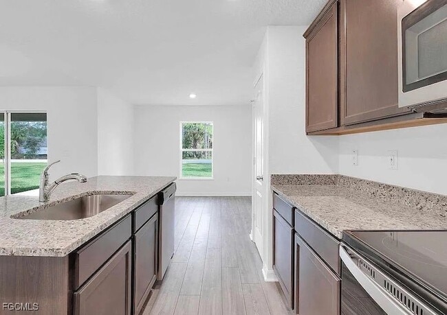 Building Photo - 242 Lisette St