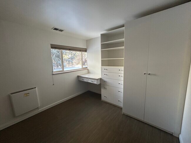 Foto del dormitorio 2 de 3 - 6555 W 10th Pl