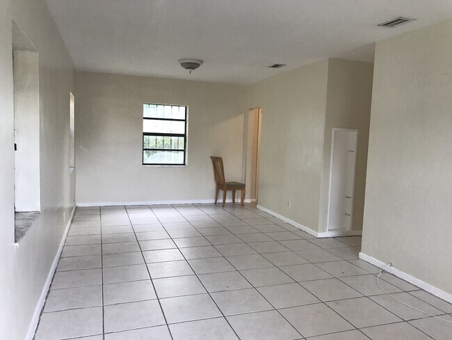 Foto del edificio - Nice 3-1 house with a big backyard in Melr...