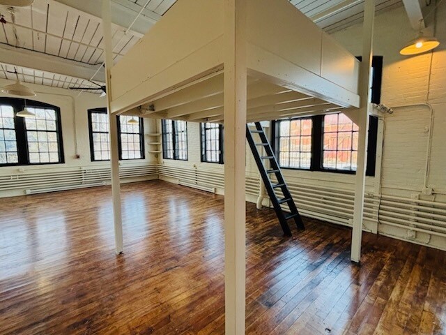 Foto del edificio - 595 Mineral Spring Ave