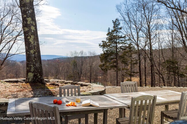 Foto del edificio - 94 Cherry Hill Rd