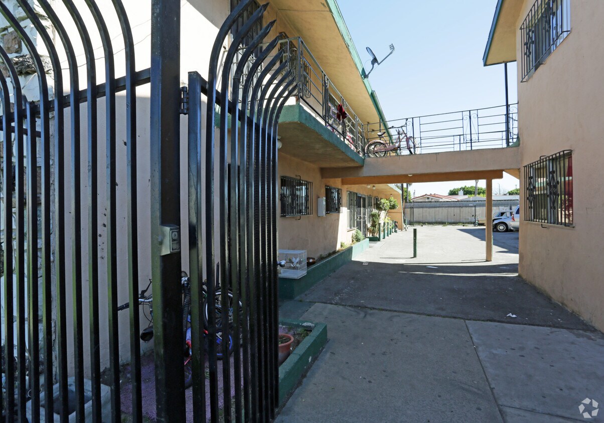 Foto del edificio - 7822-7830 S Western Ave