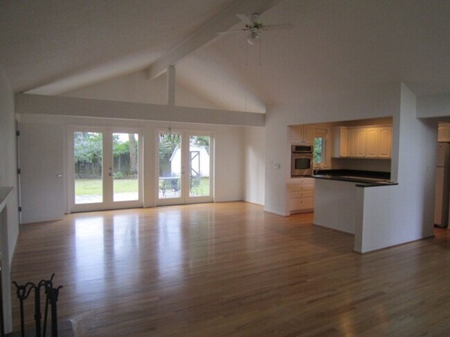 Foto del edificio - 2 Bed 1 Bath Home in Cedar Hills Neighborh...