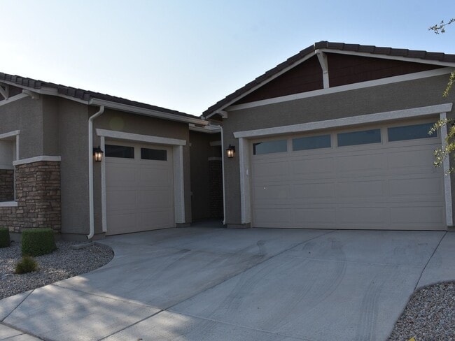 Building Photo - 2530 W Huntington Dr