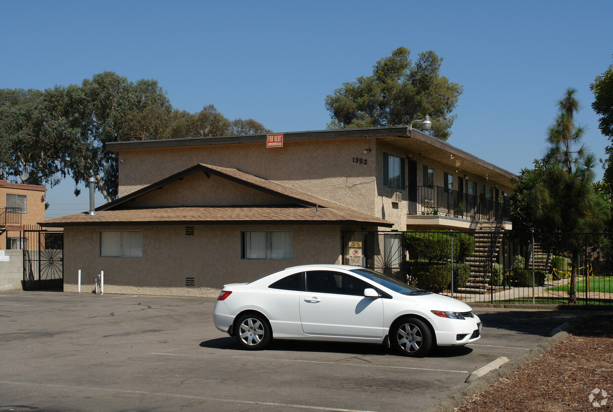 Primary Photo - 1352 Oakdale Ave
