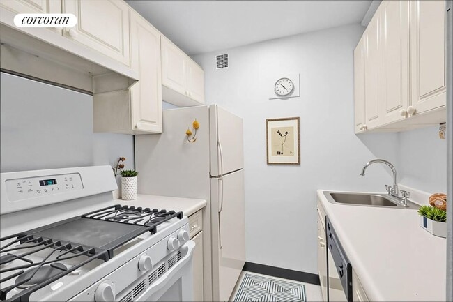 Building Photo - 209 E 56th St
