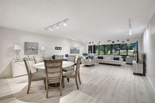 Foto del edificio - 5547 Fairway Park Dr