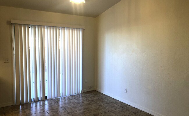 Foto del edificio - Centrally Located