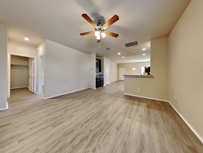 Building Photo - 1700 Vineridge Ln