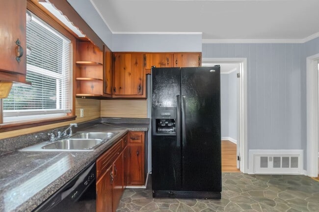 Building Photo - Your new home Awaits!