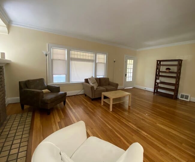 Living room - 2211 Eldred Ave