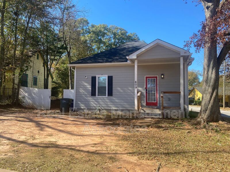 Foto principal - 609 N Hill St