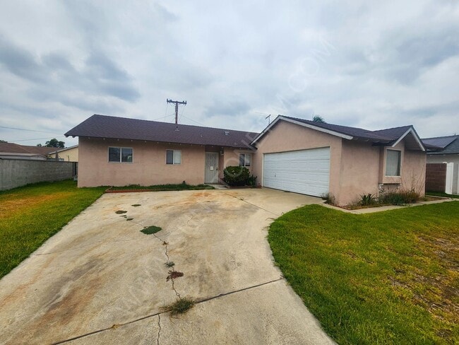 Building Photo - 3 bedroom, 2 bathroom
