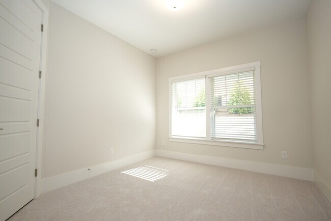 Building Photo - A beautiful home with 4 beds and 3 bath in...