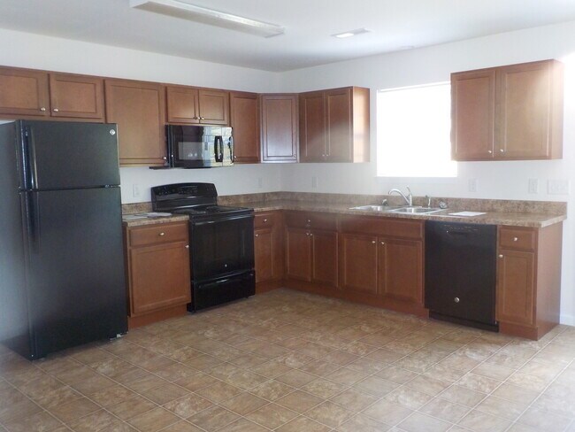Building Photo - 2 Bedroom, 1.5 Bath townhouse