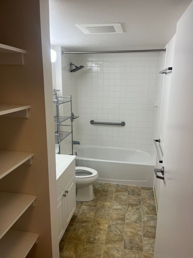 Foto del edificio - 2 Bedroom, 1.5 Bath, 1 Parking Close to Everything