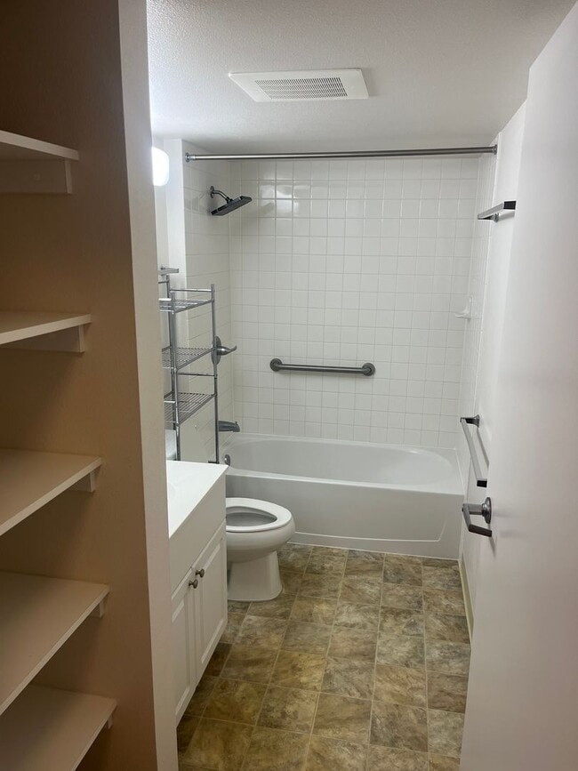 Building Photo - 2 Bedroom, 1.5 Bath, 1 Parking Close to Everything