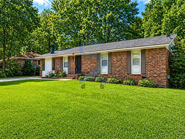 Building Photo - Charming 3-Bed Home on Iron Gate Blvd: Cozy Comfort in 1075 Sq Ft, Jonesboro!